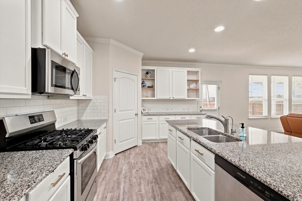 8828 Chavez Path - Photo 4 of 28