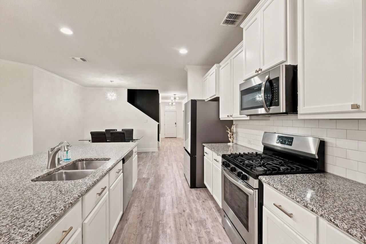 8828 Chavez Path - Photo 5 of 28
