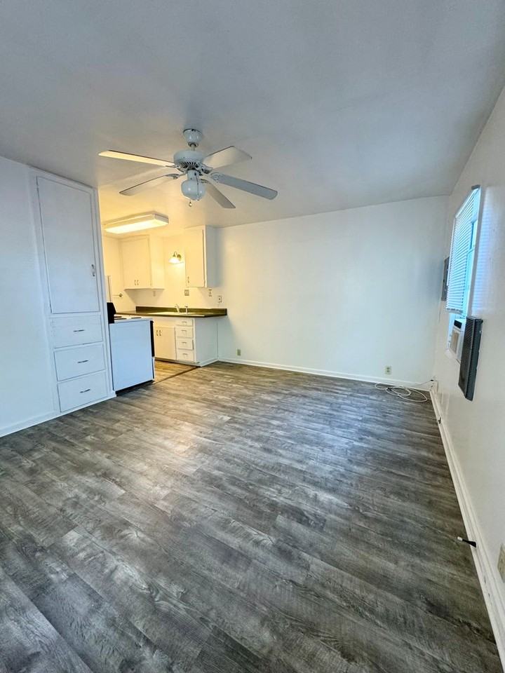 3198 School St - Photo 2 of 9