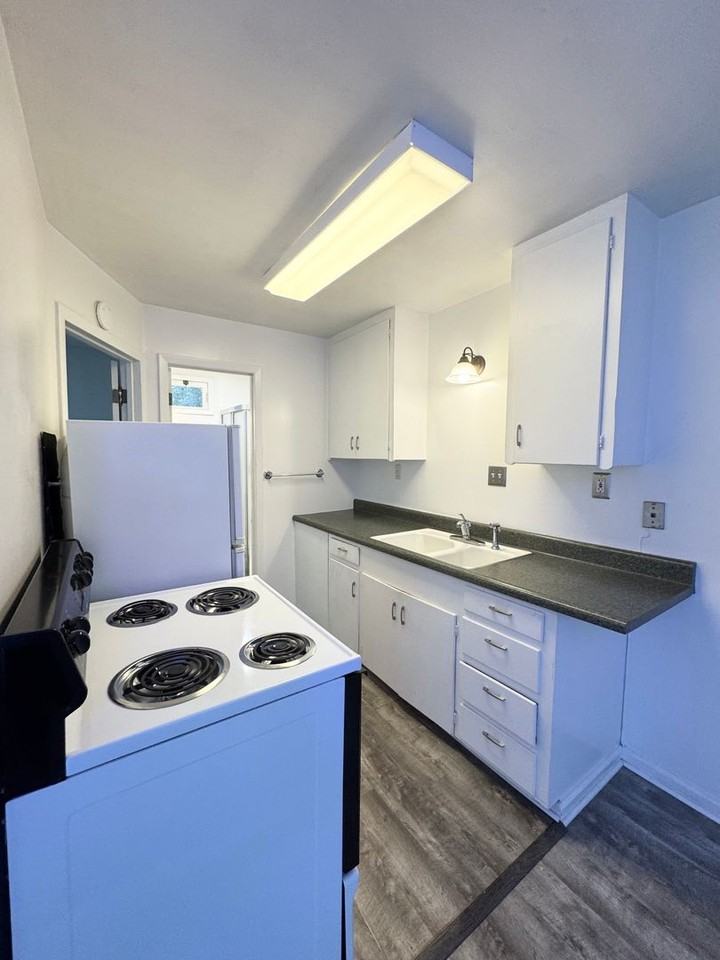 3198 School St - Photo 7 of 9