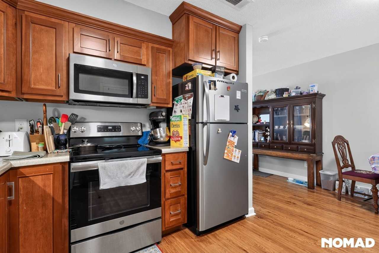 876 College Ave - Photo 4 of 28
