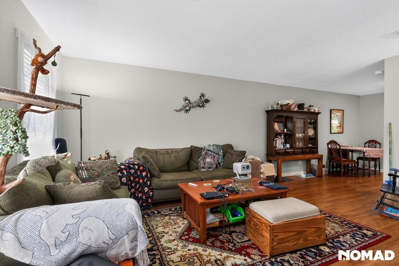876 College Ave - Photo 5 of 28