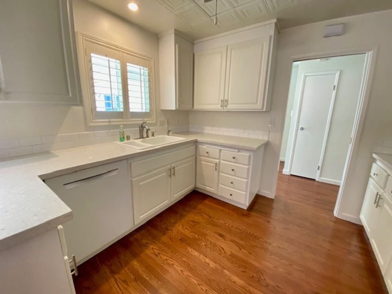 363 Helen Way - Photo 6 of 35