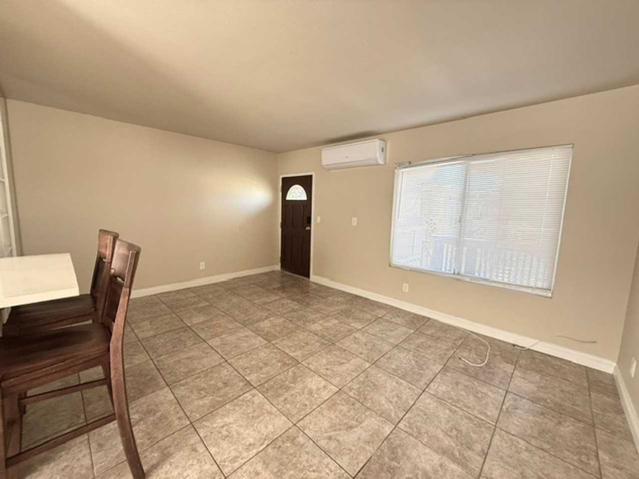 565 Moss St #15 - Photo 3 of 11