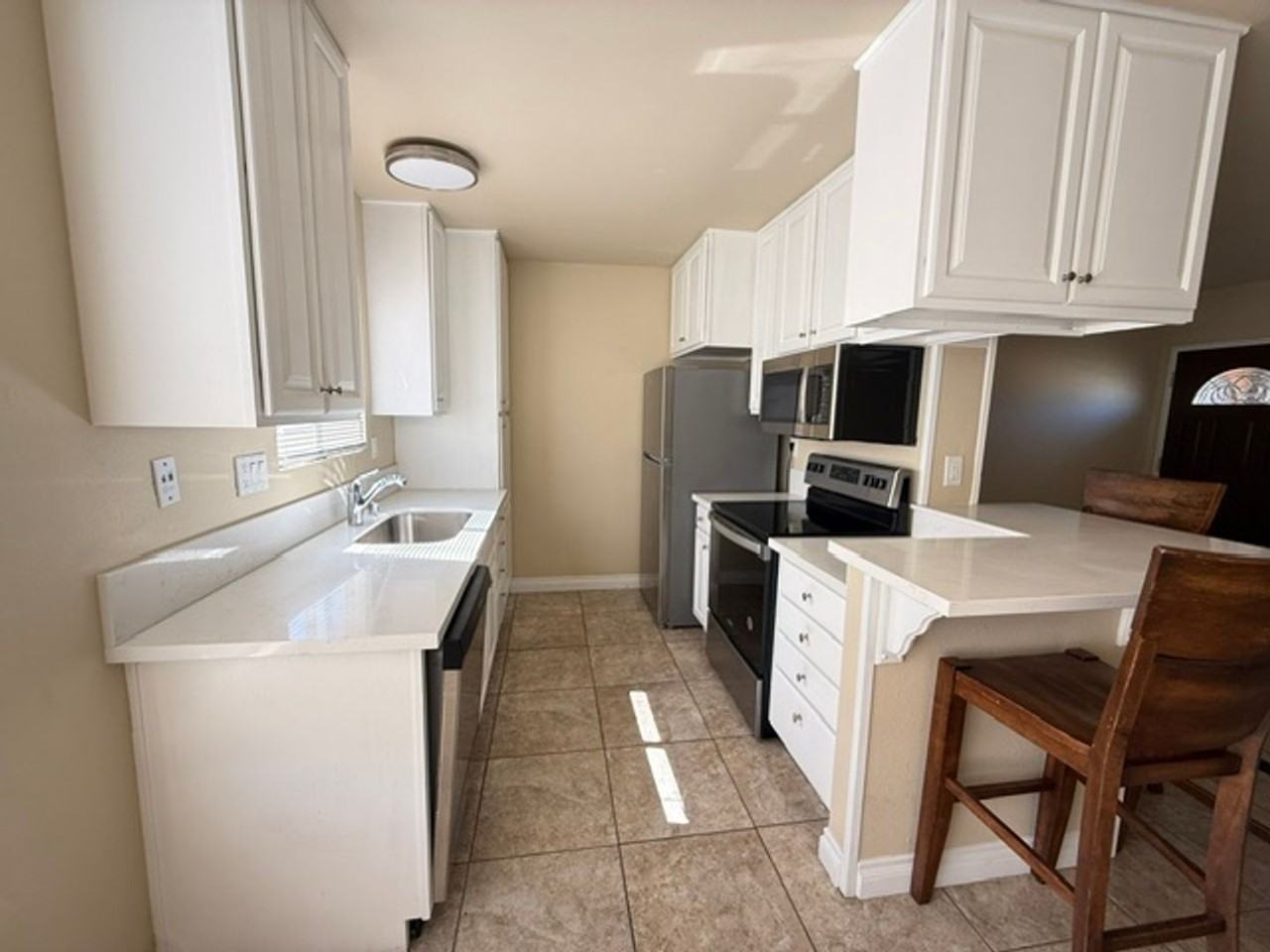 565 Moss St #15 - Photo 4 of 11