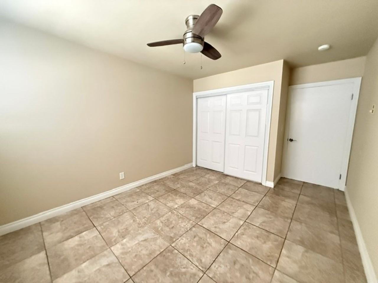 565 Moss St #15 - Photo 5 of 11
