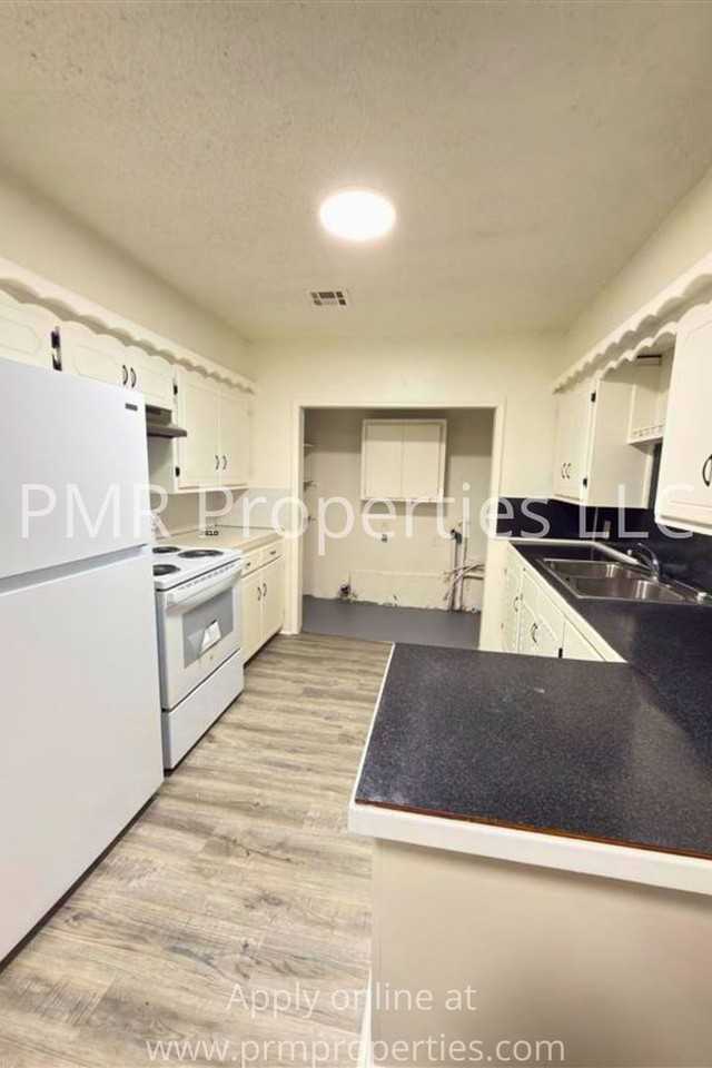 1411 Nw Hoover Ave - Photo 2 of 9
