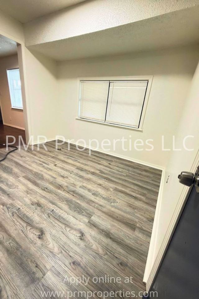 1411 Nw Hoover Ave - Photo 3 of 9