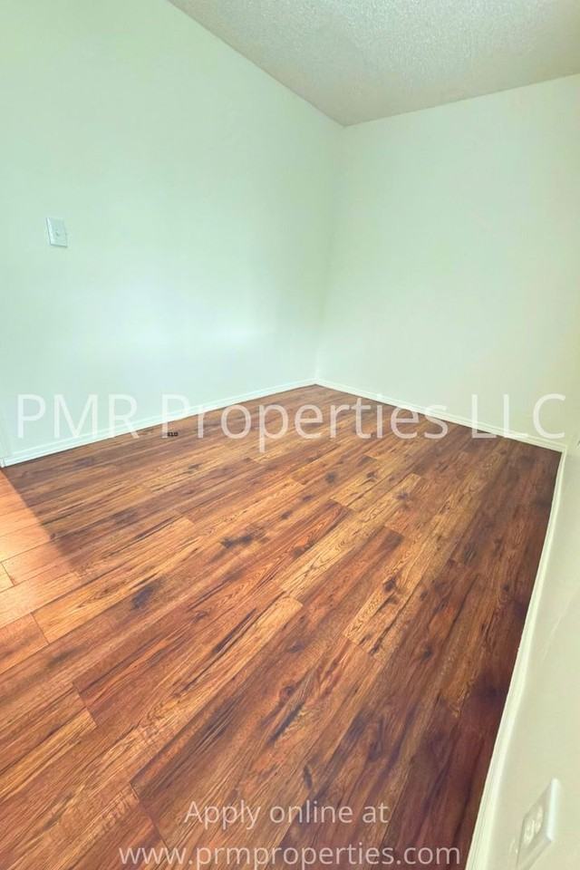 1411 Nw Hoover Ave - Photo 4 of 9