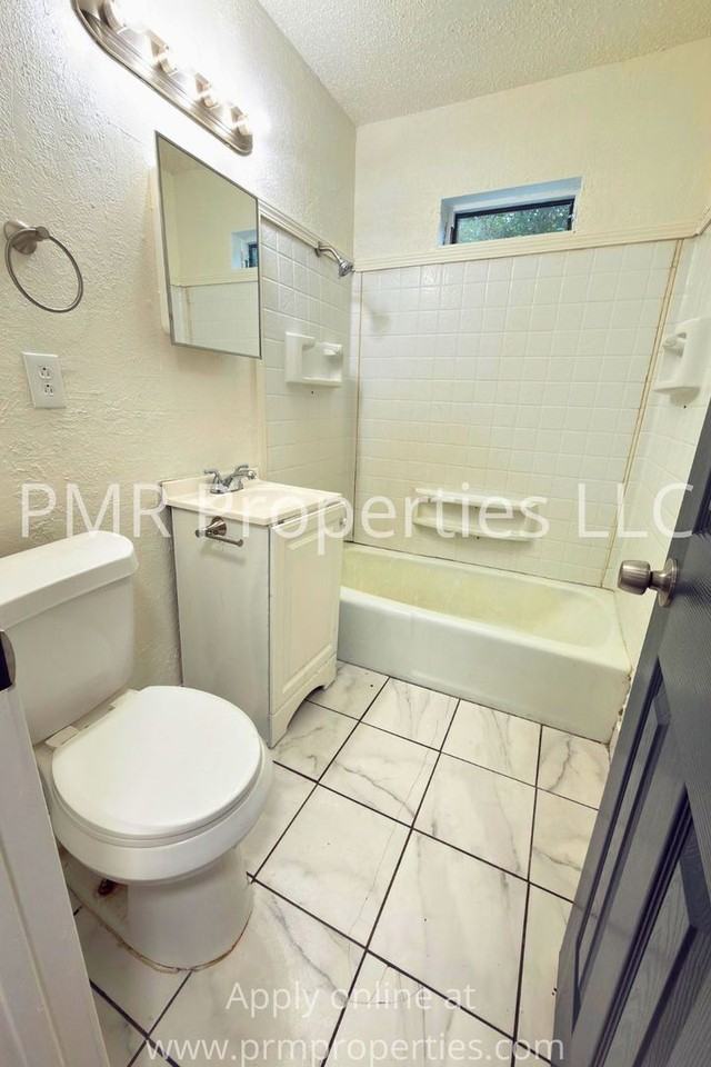 1411 Nw Hoover Ave - Photo 6 of 9