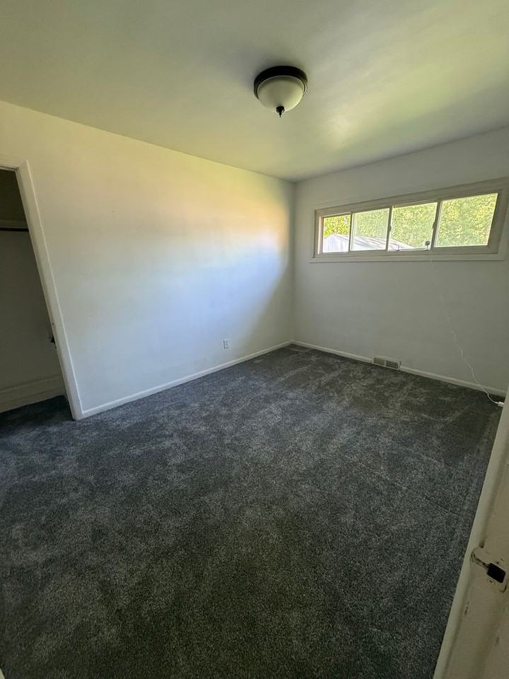 6840 Middlebrook Blvd - Photo 5 of 18