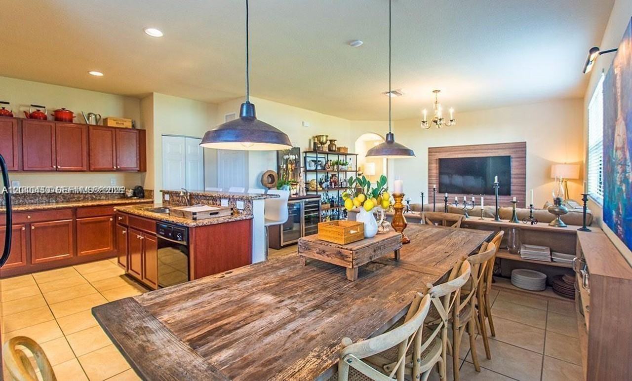 1522 Sw 144th Ave - Photo 2 of 16