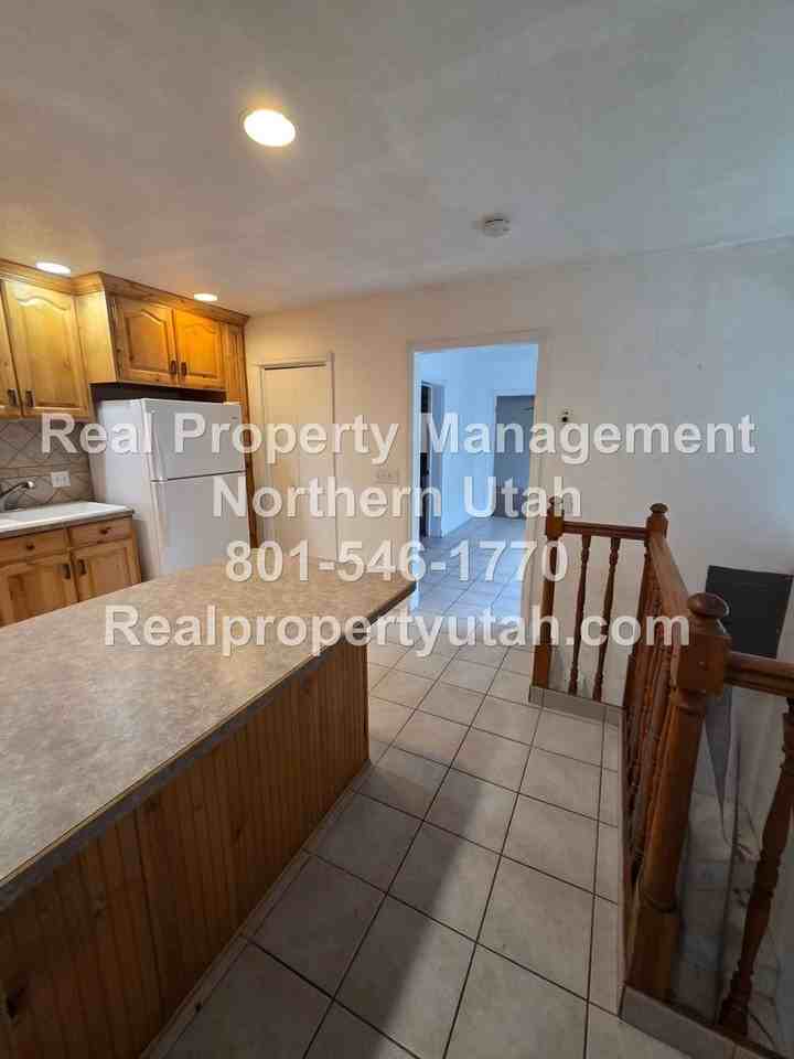 486 15th St - Photo 3 of 14