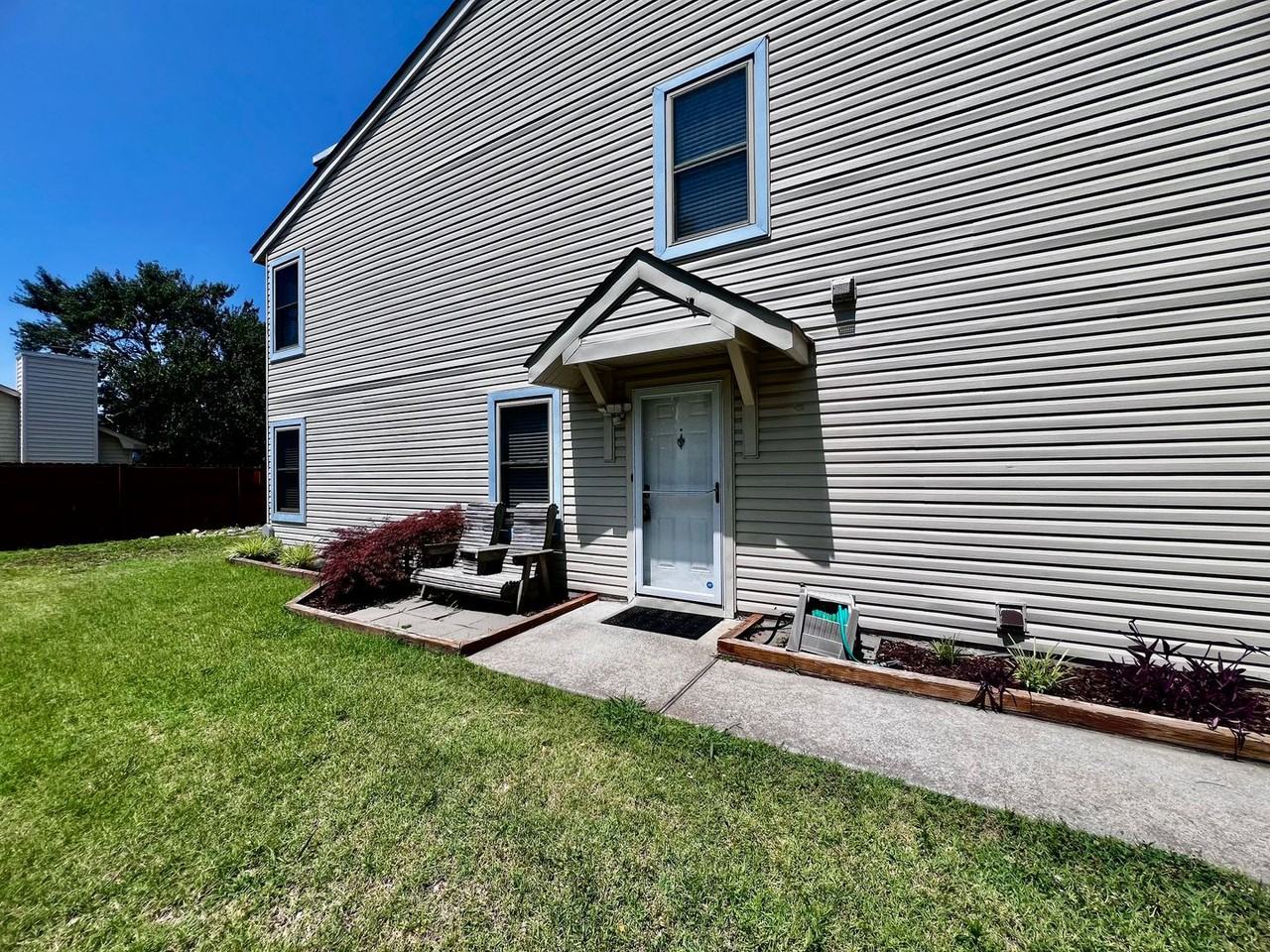 1611 Slidell Ln - Photo 2 of 31