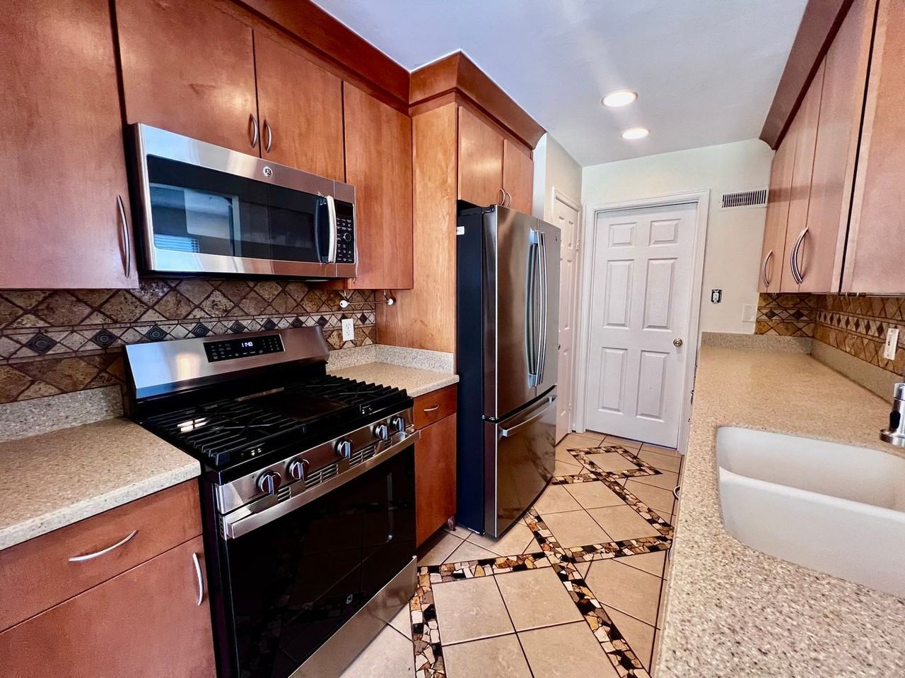 1611 Slidell Ln - Photo 4 of 31