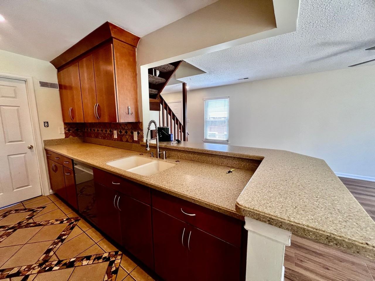 1611 Slidell Ln - Photo 5 of 31