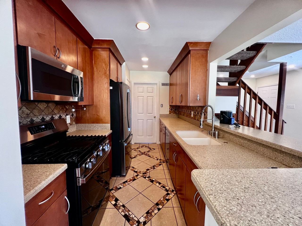 1611 Slidell Ln - Photo 6 of 31
