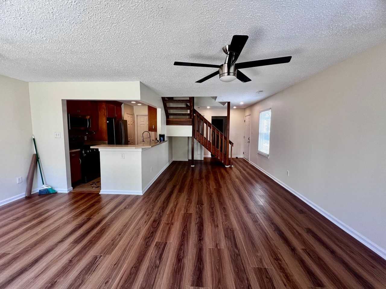 1611 Slidell Ln - Photo 7 of 31