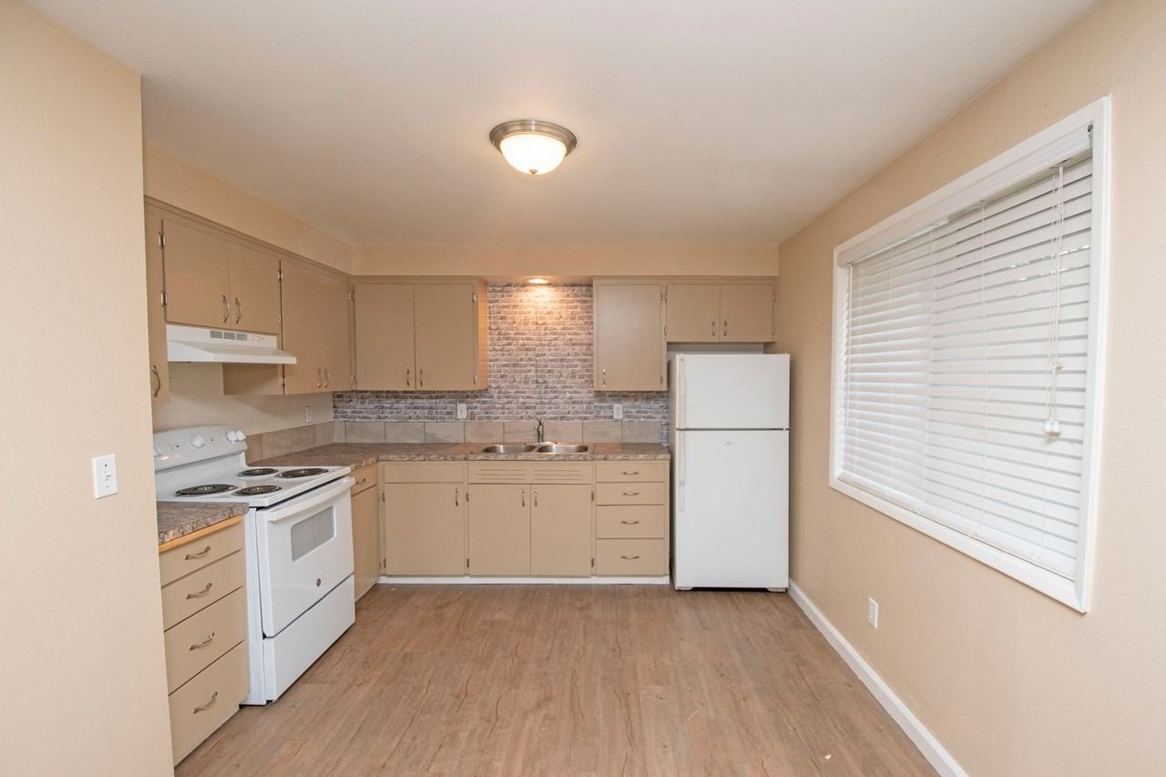 2204 E 35th St - Photo 5 of 20