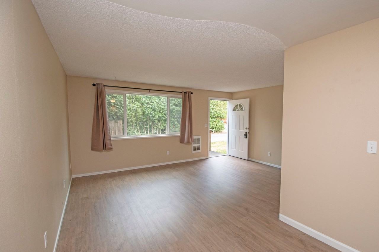 2204 E 35th St - Photo 7 of 20