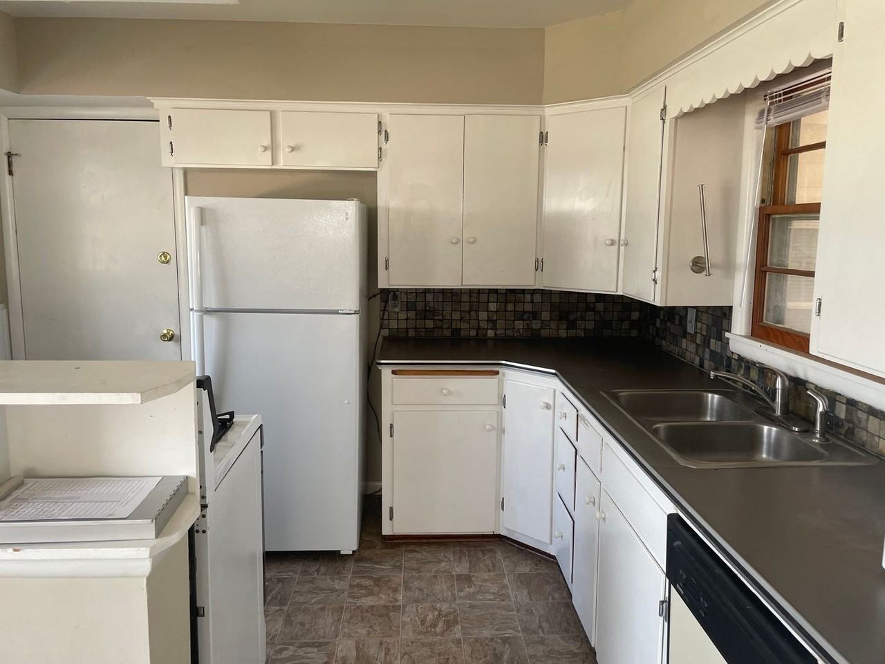 3215 S Mount Carmel Ave - Photo 2 of 9