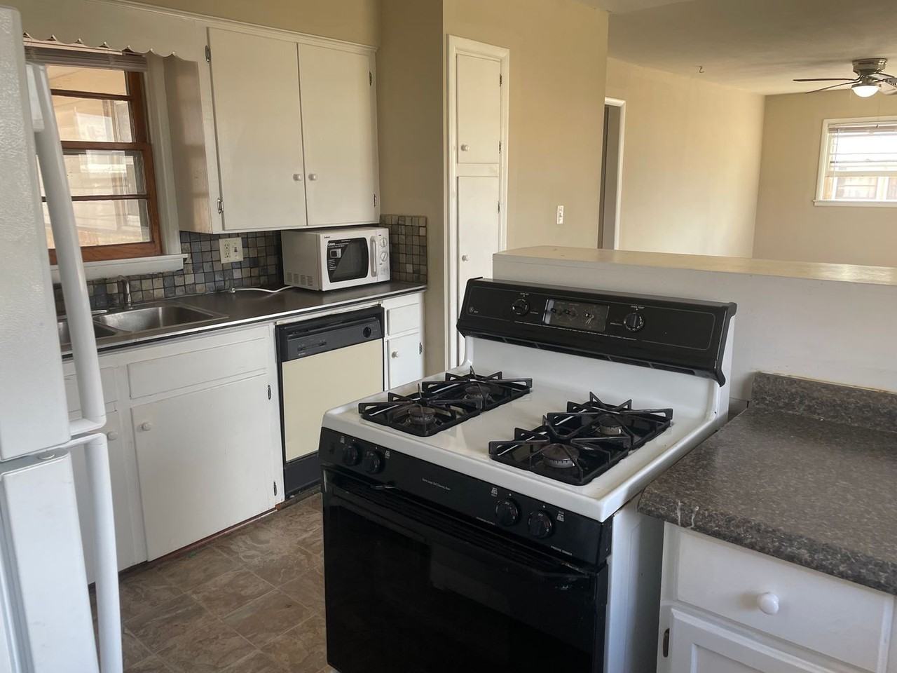 3215 S Mount Carmel Ave - Photo 3 of 9