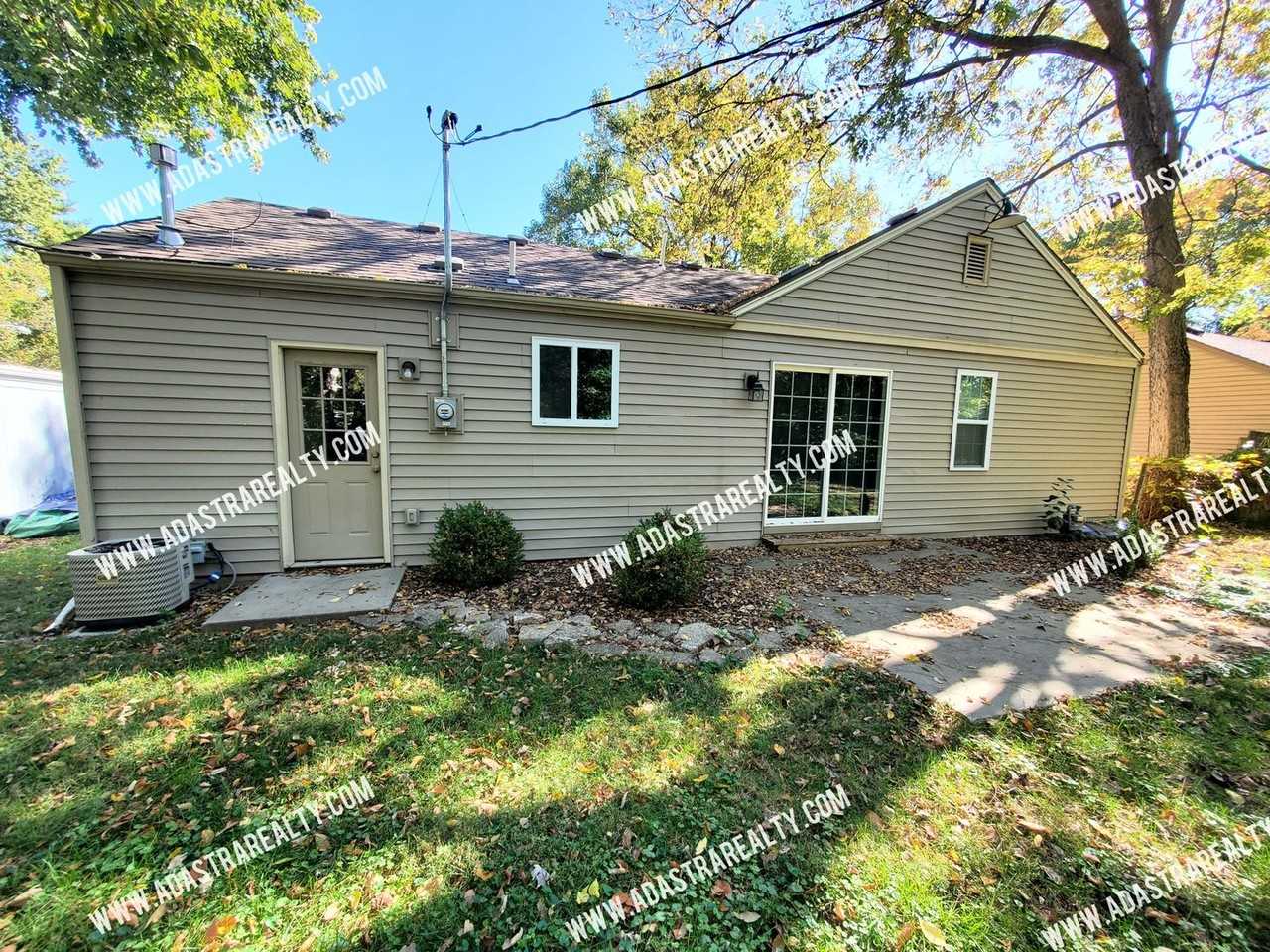 5428 Maple St - Photo 4 of 21