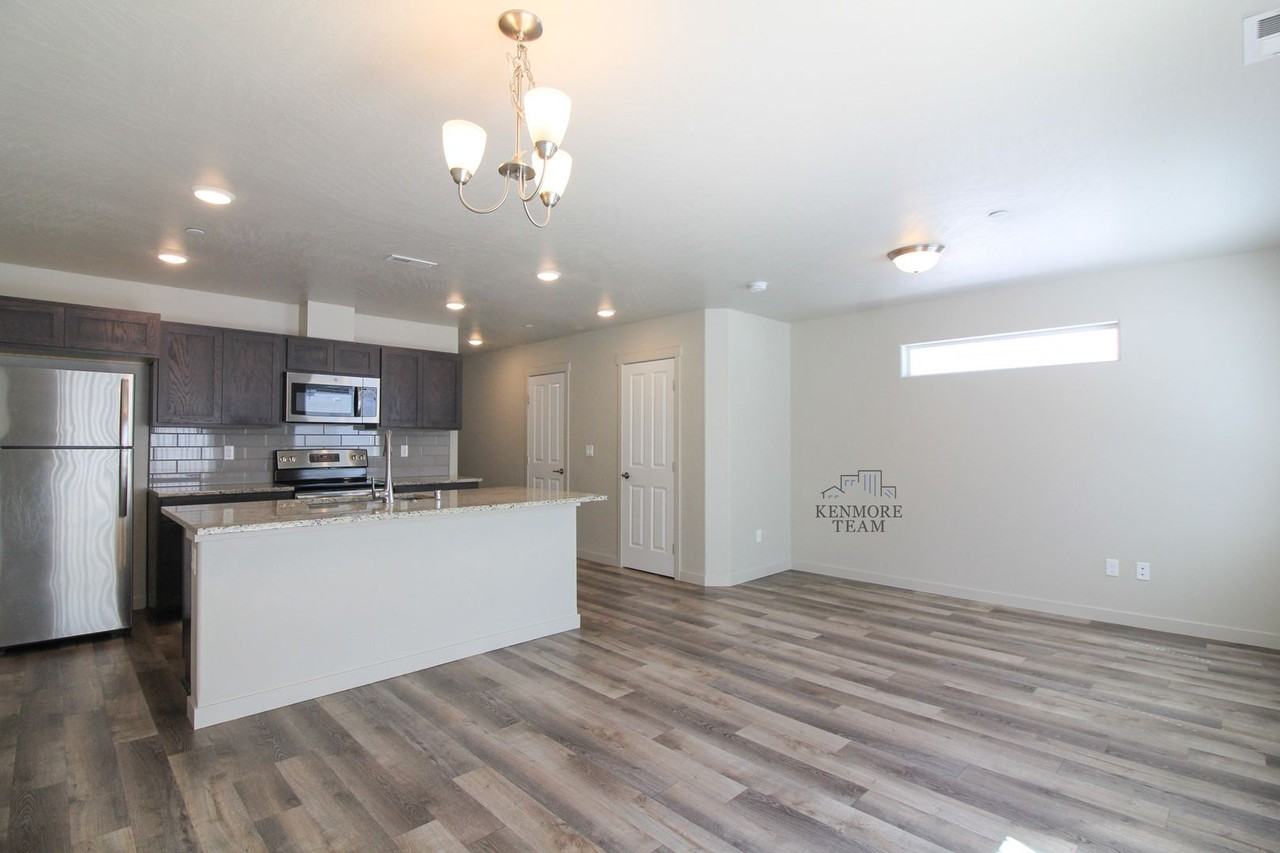5747 W Albany Pl - Photo 4 of 10