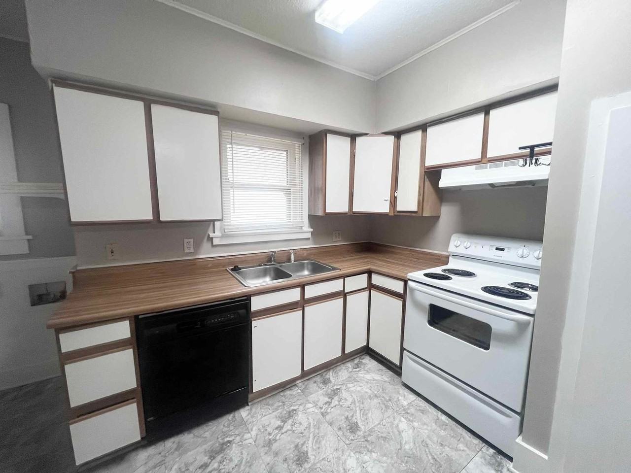 1432 Nw 45th St - Photo 7 of 17