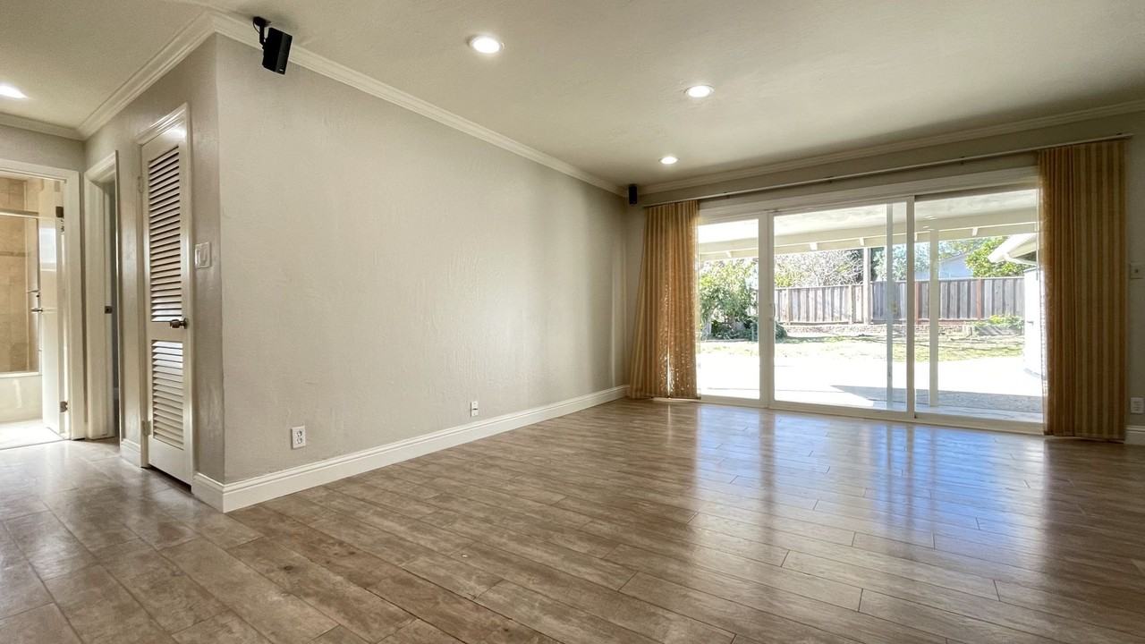 3713 Justine Dr - Photo 4 of 24