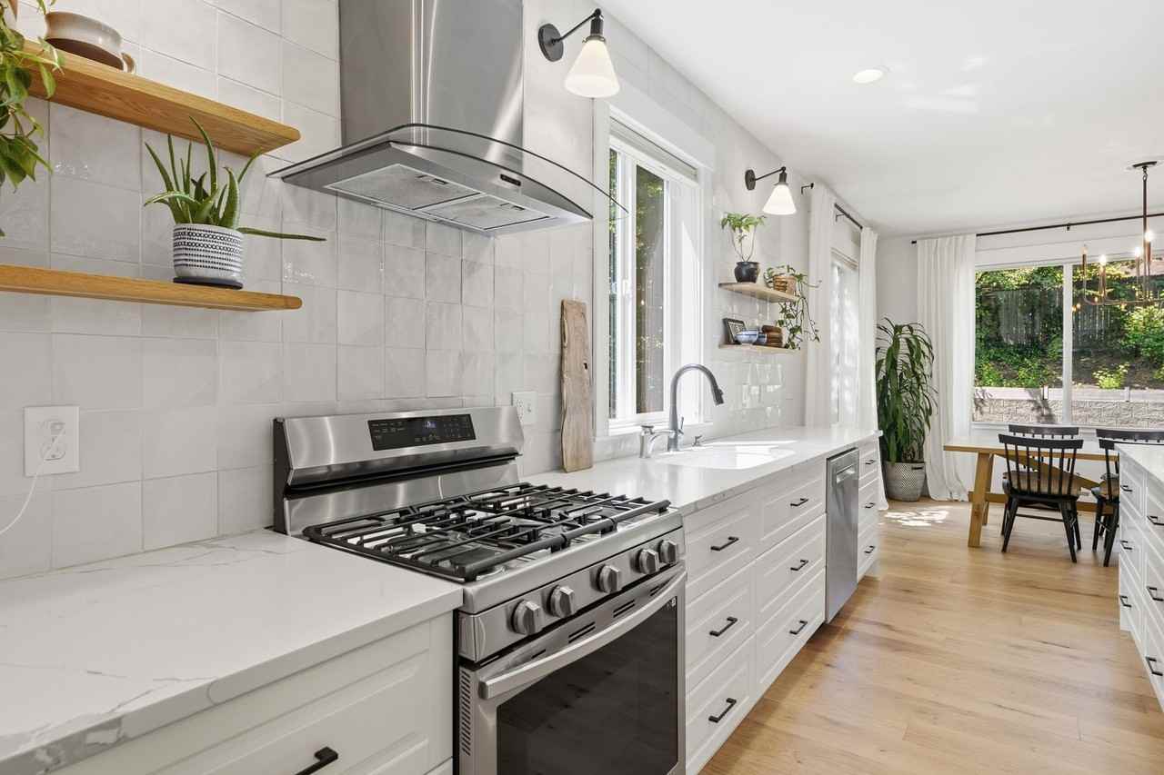 6517 38th Ave Ne - Photo 3 of 28