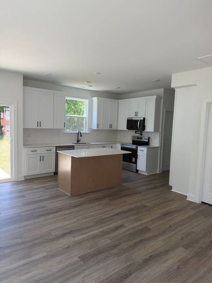 340 Hudson St - Photo 5 of 16