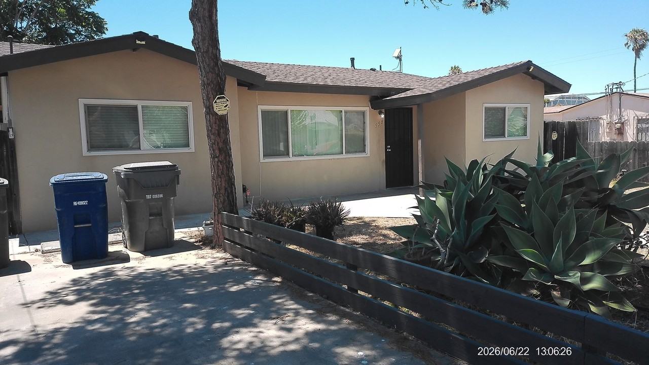 558 12th St - Photo 2 of 8
