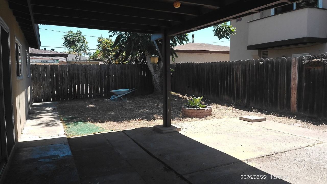 558 12th St - Photo 4 of 8