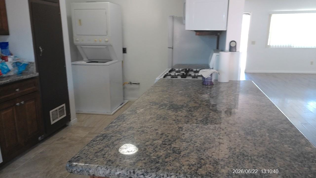 558 12th St - Photo 5 of 8
