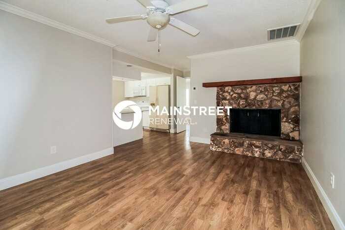 1333 Sterling Oaks Dr - Photo 4 of 16