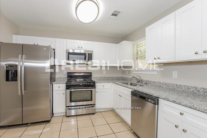 2264 Creekview Trl - Photo 2 of 20