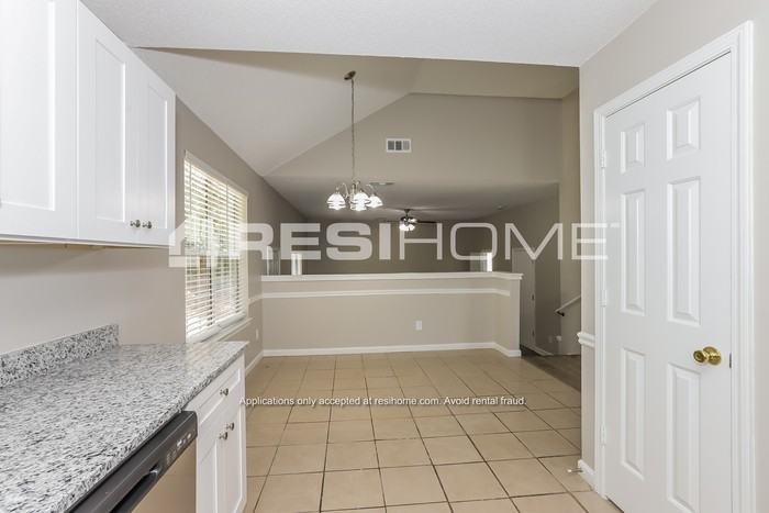 2264 Creekview Trl - Photo 3 of 20