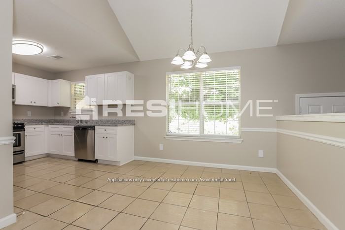 2264 Creekview Trl - Photo 4 of 20