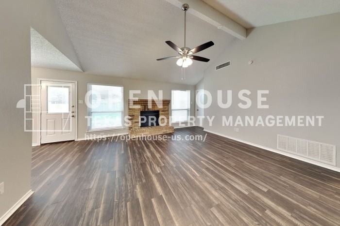 1328 Chicota Dr - Photo 4 of 21