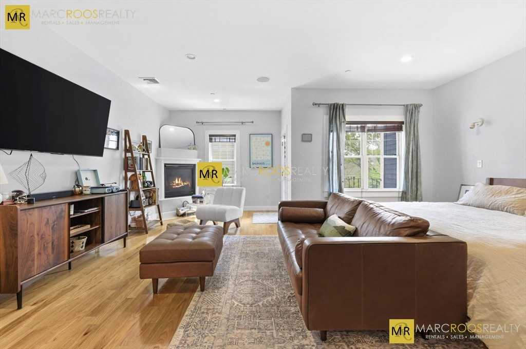 W Broadway #8A - Photo 2 of 17