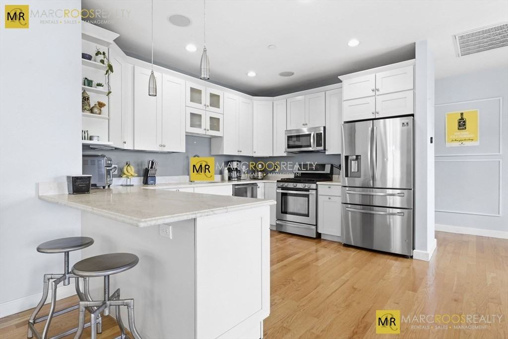 W Broadway #8A - Photo 6 of 17
