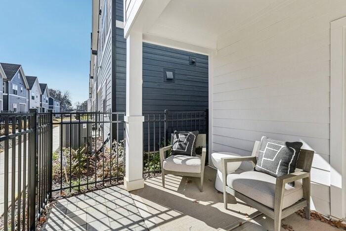 204 S Swain St - Photo 5 of 8