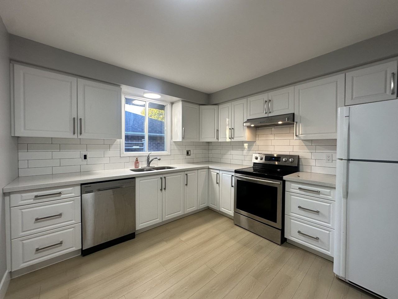 920 Southgate Dr - Photo 2 of 20