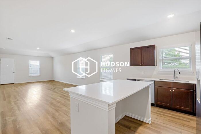 3009 Gillespie Ct - Photo 4 of 12