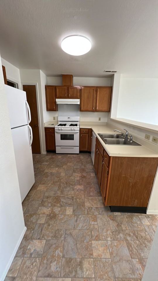 1162 Dakota Dr - Photo 4 of 7