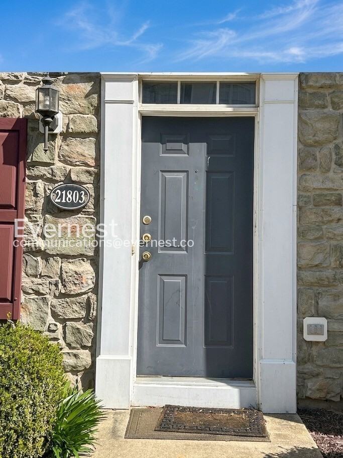21803 Flanders Ct - Photo 2 of 13