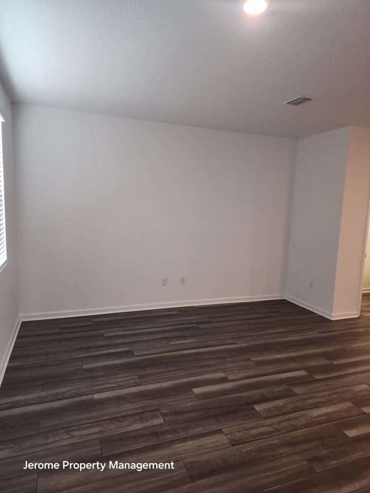 11805 Sylvia St #11805 - Photo 3 of 21