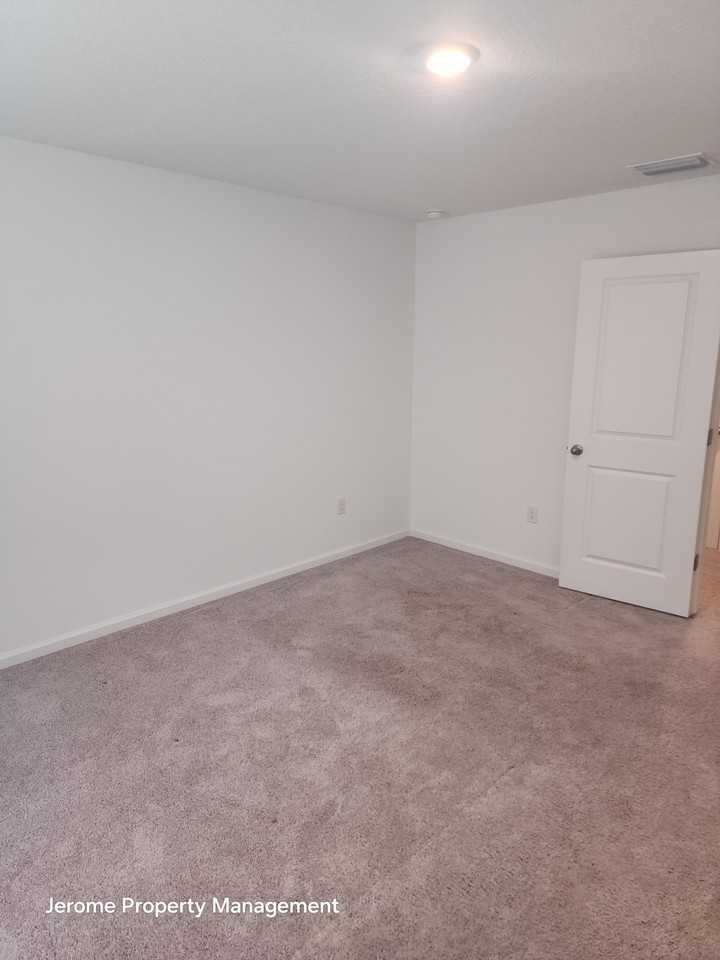 11805 Sylvia St #11805 - Photo 4 of 21
