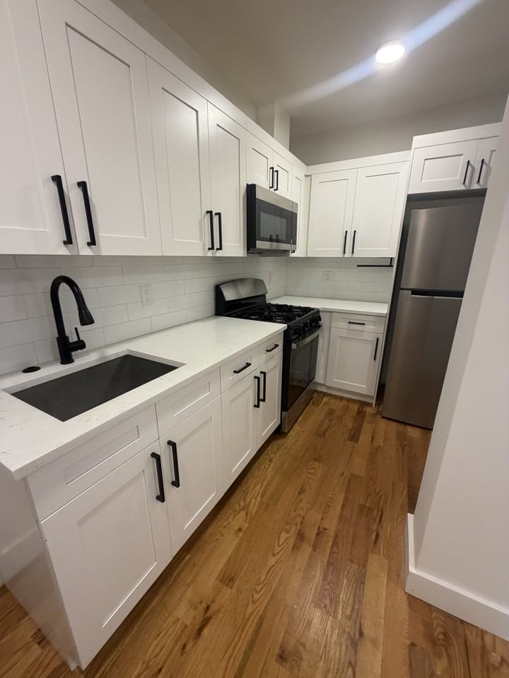 2501 West St #1F - Photo 2 of 9